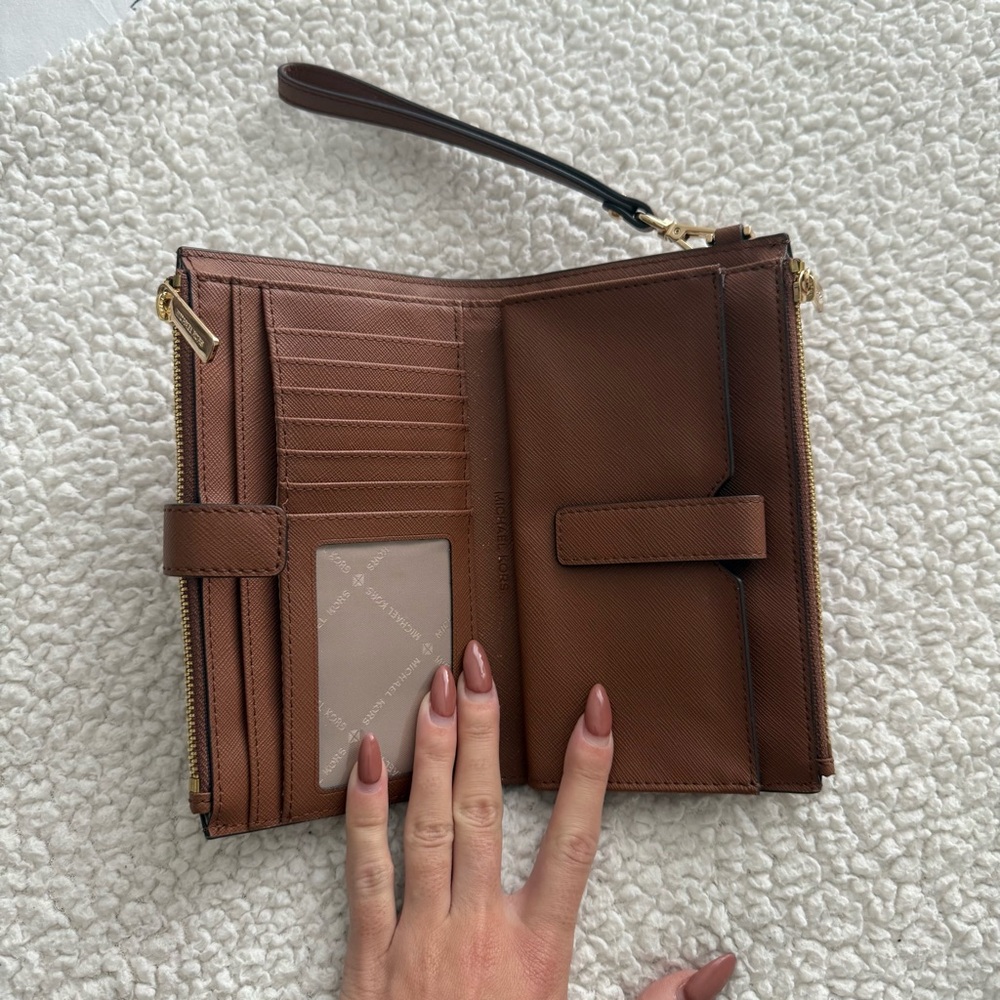 Michael Kors Wallet - Picture 5 of 6